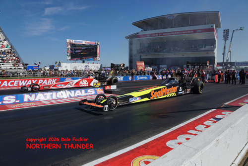 Shawn Langdon (near lane) vs Doug Kalitta (far lane)